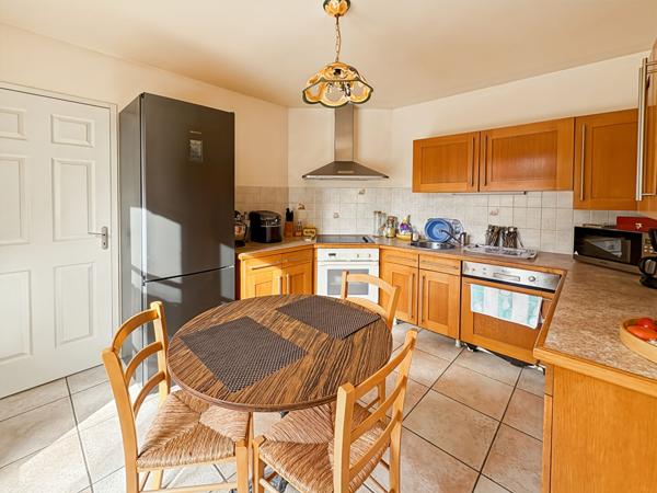 Maison avec piscine creusée et jardin paysagé