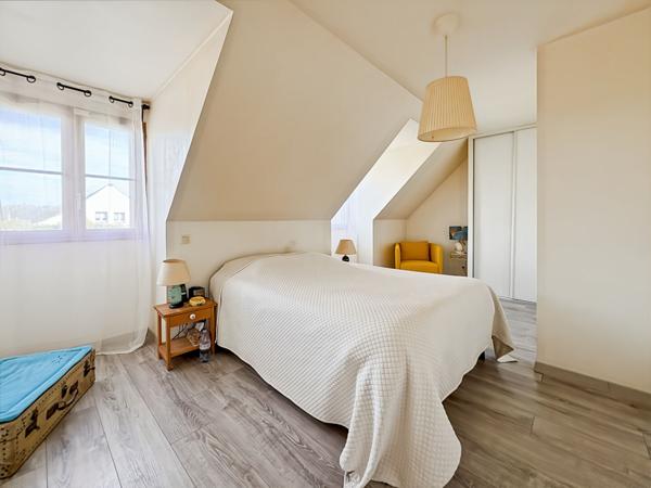 Maison avec piscine creusée et jardin paysagé