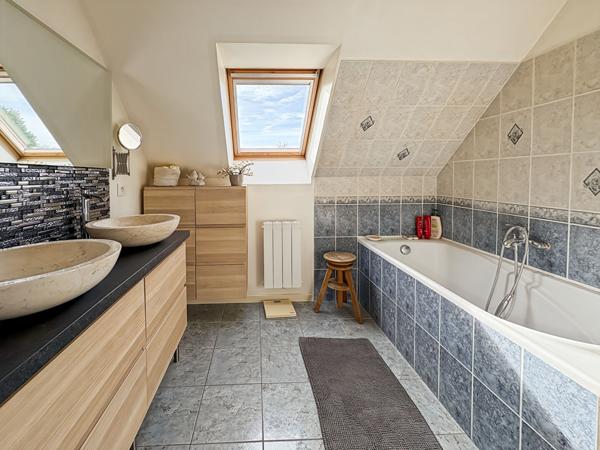 Maison avec piscine creusée et jardin paysagé