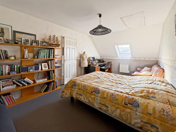 Maison avec piscine creusée et jardin paysagé