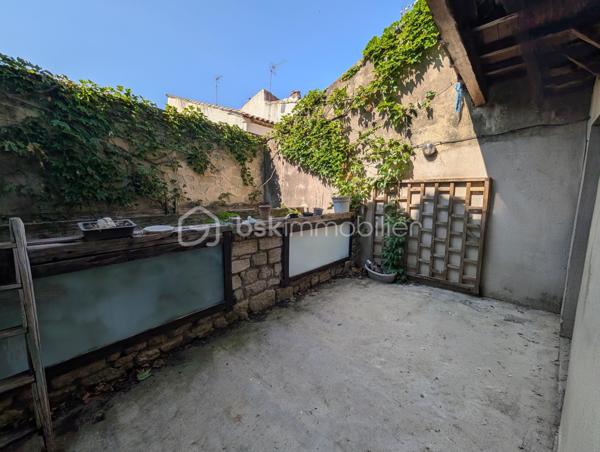 Située au cœur du village, cette maison en pierre offre un important projet de réhabilitation. Actuellement configurée avec 66 m² habitables, la surface totale peut être portée à environ 190 m² après aménagement des trois niveaux supérieurs.

L'immeuble s'organise de la manière suivante :

    Rez-de-chaussée : Un grand garage ainsi que deux cours.

    Premier étage : Un appartement avec terrasse.

    Niveaux supérieurs : Deux plateaux supplémentaires offrant de grands volumes à aménager.

La configuration de ce bien permet d'envisager soit une grande maison de village, soit la création de plusieurs appartements pour un investissement locatif.

L'ensemble est à réhabiliter. La présence d'un garage, de deux cours et d'une terrasse en centre-ville constitue un atout rare pour ce type de projet.

Une base solide pour une rénovation complète. Contactez-moi pour plus d'informations.
