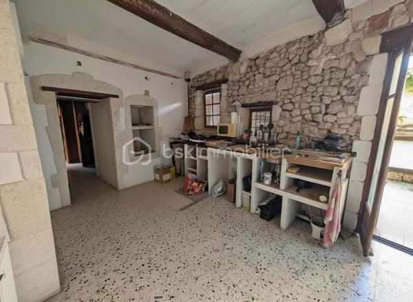 Située au cœur du village, cette maison en pierre offre un important projet de réhabilitation. Actuellement configurée avec 66 m² habitables, la surface totale peut être portée à environ 190 m² après aménagement des trois niveaux supérieurs.

L'immeuble s'organise de la manière suivante :

    Rez-de-chaussée : Un grand garage ainsi que deux cours.

    Premier étage : Un appartement avec terrasse.

    Niveaux supérieurs : Deux plateaux supplémentaires offrant de grands volumes à aménager.

La configuration de ce bien permet d'envisager soit une grande maison de village, soit la création de plusieurs appartements pour un investissement locatif.

L'ensemble est à réhabiliter. La présence d'un garage, de deux cours et d'une terrasse en centre-ville constitue un atout rare pour ce type de projet.

Une base solide pour une rénovation complète. Contactez-moi pour plus d'informations.