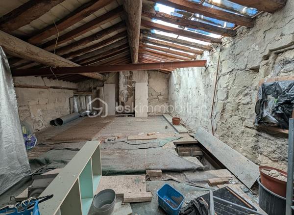 Située au cœur du village, cette maison en pierre offre un important projet de réhabilitation. Actuellement configurée avec 66 m² habitables, la surface totale peut être portée à environ 190 m² après aménagement des trois niveaux supérieurs.

L'immeuble s'organise de la manière suivante :

    Rez-de-chaussée : Un grand garage ainsi que deux cours.

    Premier étage : Un appartement avec terrasse.

    Niveaux supérieurs : Deux plateaux supplémentaires offrant de grands volumes à aménager.

La configuration de ce bien permet d'envisager soit une grande maison de village, soit la création de plusieurs appartements pour un investissement locatif.

L'ensemble est à réhabiliter. La présence d'un garage, de deux cours et d'une terrasse en centre-ville constitue un atout rare pour ce type de projet.

Une base solide pour une rénovation complète. Contactez-moi pour plus d'informations.