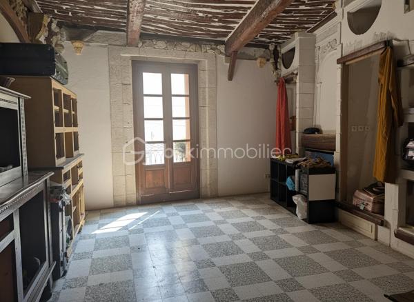 Située au cœur du village, cette maison en pierre offre un important projet de réhabilitation. Actuellement configurée avec 66 m² habitables, la surface totale peut être portée à environ 190 m² après aménagement des trois niveaux supérieurs.

L'immeuble s'organise de la manière suivante :

    Rez-de-chaussée : Un grand garage ainsi que deux cours.

    Premier étage : Un appartement avec terrasse.

    Niveaux supérieurs : Deux plateaux supplémentaires offrant de grands volumes à aménager.

La configuration de ce bien permet d'envisager soit une grande maison de village, soit la création de plusieurs appartements pour un investissement locatif.

L'ensemble est à réhabiliter. La présence d'un garage, de deux cours et d'une terrasse en centre-ville constitue un atout rare pour ce type de projet.

Une base solide pour une rénovation complète. Contactez-moi pour plus d'informations.