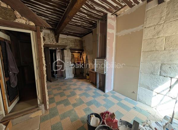 Située au cœur du village, cette maison en pierre offre un important projet de réhabilitation. Actuellement configurée avec 66 m² habitables, la surface totale peut être portée à environ 190 m² après aménagement des trois niveaux supérieurs.

L'immeuble s'organise de la manière suivante :

    Rez-de-chaussée : Un grand garage ainsi que deux cours.

    Premier étage : Un appartement avec terrasse.

    Niveaux supérieurs : Deux plateaux supplémentaires offrant de grands volumes à aménager.

La configuration de ce bien permet d'envisager soit une grande maison de village, soit la création de plusieurs appartements pour un investissement locatif.

L'ensemble est à réhabiliter. La présence d'un garage, de deux cours et d'une terrasse en centre-ville constitue un atout rare pour ce type de projet.

Une base solide pour une rénovation complète. Contactez-moi pour plus d'informations.