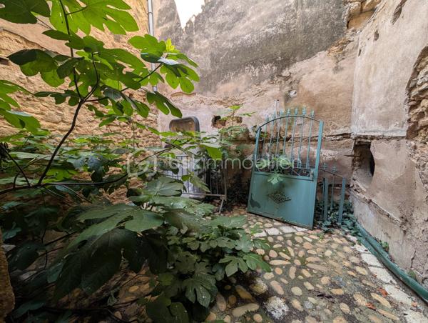 Située au cœur du village, cette maison en pierre offre un important projet de réhabilitation. Actuellement configurée avec 66 m² habitables, la surface totale peut être portée à environ 190 m² après aménagement des trois niveaux supérieurs.

L'immeuble s'organise de la manière suivante :

    Rez-de-chaussée : Un grand garage ainsi que deux cours.

    Premier étage : Un appartement avec terrasse.

    Niveaux supérieurs : Deux plateaux supplémentaires offrant de grands volumes à aménager.

La configuration de ce bien permet d'envisager soit une grande maison de village, soit la création de plusieurs appartements pour un investissement locatif.

L'ensemble est à réhabiliter. La présence d'un garage, de deux cours et d'une terrasse en centre-ville constitue un atout rare pour ce type de projet.

Une base solide pour une rénovation complète. Contactez-moi pour plus d'informations.