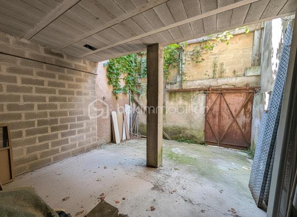 Située au cœur du village, cette maison en pierre offre un important projet de réhabilitation. Actuellement configurée avec 66 m² habitables, la surface totale peut être portée à environ 190 m² après aménagement des trois niveaux supérieurs.

L'immeuble s'organise de la manière suivante :

    Rez-de-chaussée : Un grand garage ainsi que deux cours.

    Premier étage : Un appartement avec terrasse.

    Niveaux supérieurs : Deux plateaux supplémentaires offrant de grands volumes à aménager.

La configuration de ce bien permet d'envisager soit une grande maison de village, soit la création de plusieurs appartements pour un investissement locatif.

L'ensemble est à réhabiliter. La présence d'un garage, de deux cours et d'une terrasse en centre-ville constitue un atout rare pour ce type de projet.

Une base solide pour une rénovation complète. Contactez-moi pour plus d'informations.