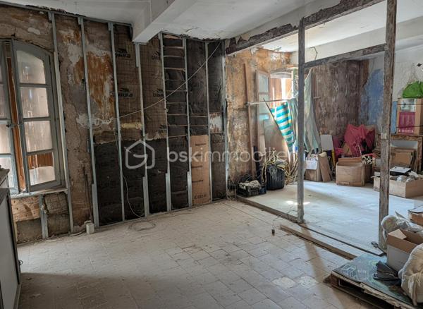 Située au cœur du village, cette maison en pierre offre un important projet de réhabilitation. Actuellement configurée avec 66 m² habitables, la surface totale peut être portée à environ 190 m² après aménagement des trois niveaux supérieurs.

L'immeuble s'organise de la manière suivante :

    Rez-de-chaussée : Un grand garage ainsi que deux cours.

    Premier étage : Un appartement avec terrasse.

    Niveaux supérieurs : Deux plateaux supplémentaires offrant de grands volumes à aménager.

La configuration de ce bien permet d'envisager soit une grande maison de village, soit la création de plusieurs appartements pour un investissement locatif.

L'ensemble est à réhabiliter. La présence d'un garage, de deux cours et d'une terrasse en centre-ville constitue un atout rare pour ce type de projet.

Une base solide pour une rénovation complète. Contactez-moi pour plus d'informations.