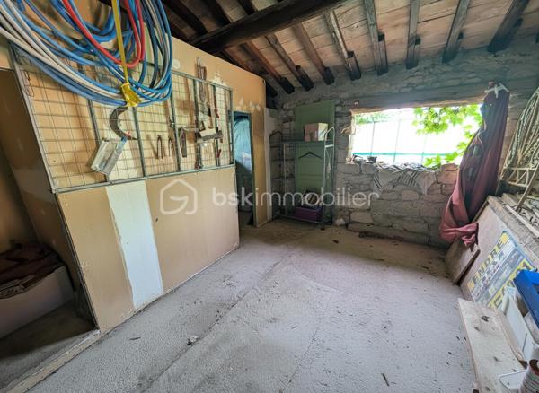 Située au cœur du village, cette maison en pierre offre un important projet de réhabilitation. Actuellement configurée avec 66 m² habitables, la surface totale peut être portée à environ 190 m² après aménagement des trois niveaux supérieurs.

L'immeuble s'organise de la manière suivante :

    Rez-de-chaussée : Un grand garage ainsi que deux cours.

    Premier étage : Un appartement avec terrasse.

    Niveaux supérieurs : Deux plateaux supplémentaires offrant de grands volumes à aménager.

La configuration de ce bien permet d'envisager soit une grande maison de village, soit la création de plusieurs appartements pour un investissement locatif.

L'ensemble est à réhabiliter. La présence d'un garage, de deux cours et d'une terrasse en centre-ville constitue un atout rare pour ce type de projet.

Une base solide pour une rénovation complète. Contactez-moi pour plus d'informations.