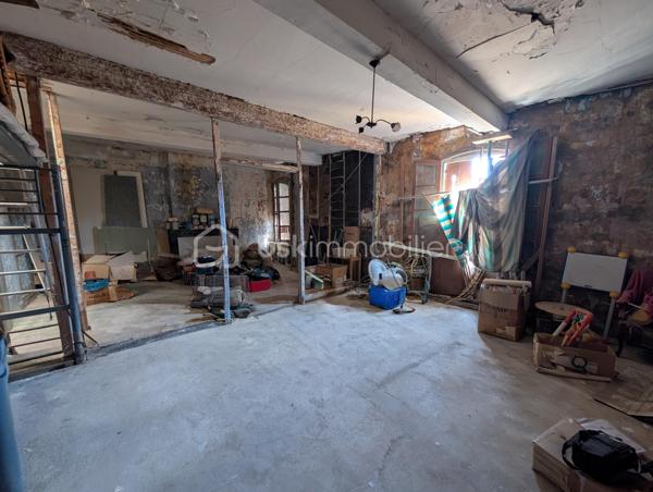 Située au cœur du village, cette maison en pierre offre un important projet de réhabilitation. Actuellement configurée avec 66 m² habitables, la surface totale peut être portée à environ 190 m² après aménagement des trois niveaux supérieurs.

L'immeuble s'organise de la manière suivante :

    Rez-de-chaussée : Un grand garage ainsi que deux cours.

    Premier étage : Un appartement avec terrasse.

    Niveaux supérieurs : Deux plateaux supplémentaires offrant de grands volumes à aménager.

La configuration de ce bien permet d'envisager soit une grande maison de village, soit la création de plusieurs appartements pour un investissement locatif.

L'ensemble est à réhabiliter. La présence d'un garage, de deux cours et d'une terrasse en centre-ville constitue un atout rare pour ce type de projet.

Une base solide pour une rénovation complète. Contactez-moi pour plus d'informations.