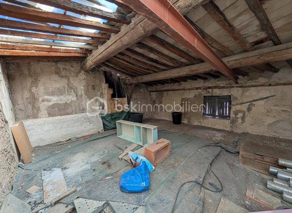 Située au cœur du village, cette maison en pierre offre un important projet de réhabilitation. Actuellement configurée avec 66 m² habitables, la surface totale peut être portée à environ 190 m² après aménagement des trois niveaux supérieurs.

L'immeuble s'organise de la manière suivante :

    Rez-de-chaussée : Un grand garage ainsi que deux cours.

    Premier étage : Un appartement avec terrasse.

    Niveaux supérieurs : Deux plateaux supplémentaires offrant de grands volumes à aménager.

La configuration de ce bien permet d'envisager soit une grande maison de village, soit la création de plusieurs appartements pour un investissement locatif.

L'ensemble est à réhabiliter. La présence d'un garage, de deux cours et d'une terrasse en centre-ville constitue un atout rare pour ce type de projet.

Une base solide pour une rénovation complète. Contactez-moi pour plus d'informations.
