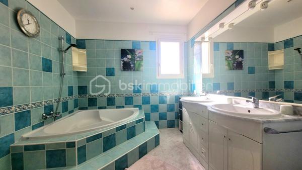 Découvrez cette magnifique maison individuelle d'environ 143 m² sur une parcelle de 720 m² située à Mèze, commune recherchée du Bassin
de Thau. Nichée dans un cadre paisible, cette propriété sans mitoyenneté offre un mode de vie charmant et relaxant grâce à son espace, son
confort et sa sérénité.
Cette maison se distingue par ses espaces généreux et aérés.
Au RDC, on découvre une spacieuse et accueillante pièce de vie, séjour, salle à manger, cuisine semi ouverte et arrière cuisine, une véranda,
deux chambres, une salle de bain et un toilette indépendant.
Au niveau supérieur, on profite de deux chambres et d'une salle d'eau.
La salon, la salle à manger, la véranda et une chambre s'ouvre sur la terrasse et la piscine, l'orientation optimale de la maison assure un
apport en lumière naturelle tout au long de la journée, créant une ambiance douce et agréable.
L' extérieur sans aucun vis à vis est un véritable atout avec une piscine accueillante et plusieurs terrasses idéales pour profiter des beaux
jours. De plus, la verdure et les jardins paysagers vous garantissent un bien être incomparable.
Une pergola, un pool house, un garage et deux stationnement complète parfaitement cette propriété.
Aucun travaux à prévoir, la maison est parfaitement entretenue.
Nombreuses prestations de qualité: climatisation réversible, géothermie, store banne, volets électriques, variateurs de lumière, forage,
arrosage automatique, éclairages de jardin, piscine à électrolyse, douche extérieur, garage, stationnement ...
Ne manquez pas cette opportunité, n'hésitez pas à me contacter pour plus d'information.