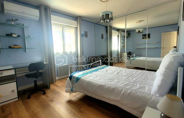 Découvrez cette magnifique maison individuelle d'environ 143 m² sur une parcelle de 720 m² située à Mèze, commune recherchée du Bassin
de Thau. Nichée dans un cadre paisible, cette propriété sans mitoyenneté offre un mode de vie charmant et relaxant grâce à son espace, son
confort et sa sérénité.
Cette maison se distingue par ses espaces généreux et aérés.
Au RDC, on découvre une spacieuse et accueillante pièce de vie, séjour, salle à manger, cuisine semi ouverte et arrière cuisine, une véranda,
deux chambres, une salle de bain et un toilette indépendant.
Au niveau supérieur, on profite de deux chambres et d'une salle d'eau.
La salon, la salle à manger, la véranda et une chambre s'ouvre sur la terrasse et la piscine, l'orientation optimale de la maison assure un
apport en lumière naturelle tout au long de la journée, créant une ambiance douce et agréable.
L' extérieur sans aucun vis à vis est un véritable atout avec une piscine accueillante et plusieurs terrasses idéales pour profiter des beaux
jours. De plus, la verdure et les jardins paysagers vous garantissent un bien être incomparable.
Une pergola, un pool house, un garage et deux stationnement complète parfaitement cette propriété.
Aucun travaux à prévoir, la maison est parfaitement entretenue.
Nombreuses prestations de qualité: climatisation réversible, géothermie, store banne, volets électriques, variateurs de lumière, forage,
arrosage automatique, éclairages de jardin, piscine à électrolyse, douche extérieur, garage, stationnement ...
Ne manquez pas cette opportunité, n'hésitez pas à me contacter pour plus d'information.