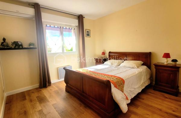 Découvrez cette magnifique maison individuelle d'environ 143 m² sur une parcelle de 720 m² située à Mèze, commune recherchée du Bassin
de Thau. Nichée dans un cadre paisible, cette propriété sans mitoyenneté offre un mode de vie charmant et relaxant grâce à son espace, son
confort et sa sérénité.
Cette maison se distingue par ses espaces généreux et aérés.
Au RDC, on découvre une spacieuse et accueillante pièce de vie, séjour, salle à manger, cuisine semi ouverte et arrière cuisine, une véranda,
deux chambres, une salle de bain et un toilette indépendant.
Au niveau supérieur, on profite de deux chambres et d'une salle d'eau.
La salon, la salle à manger, la véranda et une chambre s'ouvre sur la terrasse et la piscine, l'orientation optimale de la maison assure un
apport en lumière naturelle tout au long de la journée, créant une ambiance douce et agréable.
L' extérieur sans aucun vis à vis est un véritable atout avec une piscine accueillante et plusieurs terrasses idéales pour profiter des beaux
jours. De plus, la verdure et les jardins paysagers vous garantissent un bien être incomparable.
Une pergola, un pool house, un garage et deux stationnement complète parfaitement cette propriété.
Aucun travaux à prévoir, la maison est parfaitement entretenue.
Nombreuses prestations de qualité: climatisation réversible, géothermie, store banne, volets électriques, variateurs de lumière, forage,
arrosage automatique, éclairages de jardin, piscine à électrolyse, douche extérieur, garage, stationnement ...
Ne manquez pas cette opportunité, n'hésitez pas à me contacter pour plus d'information.