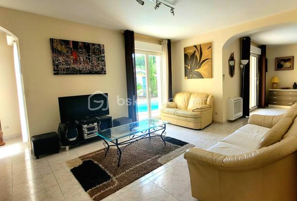 Découvrez cette magnifique maison individuelle d'environ 143 m² sur une parcelle de 720 m² située à Mèze, commune recherchée du Bassin
de Thau. Nichée dans un cadre paisible, cette propriété sans mitoyenneté offre un mode de vie charmant et relaxant grâce à son espace, son
confort et sa sérénité.
Cette maison se distingue par ses espaces généreux et aérés.
Au RDC, on découvre une spacieuse et accueillante pièce de vie, séjour, salle à manger, cuisine semi ouverte et arrière cuisine, une véranda,
deux chambres, une salle de bain et un toilette indépendant.
Au niveau supérieur, on profite de deux chambres et d'une salle d'eau.
La salon, la salle à manger, la véranda et une chambre s'ouvre sur la terrasse et la piscine, l'orientation optimale de la maison assure un
apport en lumière naturelle tout au long de la journée, créant une ambiance douce et agréable.
L' extérieur sans aucun vis à vis est un véritable atout avec une piscine accueillante et plusieurs terrasses idéales pour profiter des beaux
jours. De plus, la verdure et les jardins paysagers vous garantissent un bien être incomparable.
Une pergola, un pool house, un garage et deux stationnement complète parfaitement cette propriété.
Aucun travaux à prévoir, la maison est parfaitement entretenue.
Nombreuses prestations de qualité: climatisation réversible, géothermie, store banne, volets électriques, variateurs de lumière, forage,
arrosage automatique, éclairages de jardin, piscine à électrolyse, douche extérieur, garage, stationnement ...
Ne manquez pas cette opportunité, n'hésitez pas à me contacter pour plus d'information.