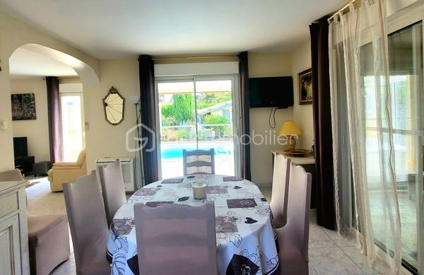 Découvrez cette magnifique maison individuelle d'environ 143 m² sur une parcelle de 720 m² située à Mèze, commune recherchée du Bassin
de Thau. Nichée dans un cadre paisible, cette propriété sans mitoyenneté offre un mode de vie charmant et relaxant grâce à son espace, son
confort et sa sérénité.
Cette maison se distingue par ses espaces généreux et aérés.
Au RDC, on découvre une spacieuse et accueillante pièce de vie, séjour, salle à manger, cuisine semi ouverte et arrière cuisine, une véranda,
deux chambres, une salle de bain et un toilette indépendant.
Au niveau supérieur, on profite de deux chambres et d'une salle d'eau.
La salon, la salle à manger, la véranda et une chambre s'ouvre sur la terrasse et la piscine, l'orientation optimale de la maison assure un
apport en lumière naturelle tout au long de la journée, créant une ambiance douce et agréable.
L' extérieur sans aucun vis à vis est un véritable atout avec une piscine accueillante et plusieurs terrasses idéales pour profiter des beaux
jours. De plus, la verdure et les jardins paysagers vous garantissent un bien être incomparable.
Une pergola, un pool house, un garage et deux stationnement complète parfaitement cette propriété.
Aucun travaux à prévoir, la maison est parfaitement entretenue.
Nombreuses prestations de qualité: climatisation réversible, géothermie, store banne, volets électriques, variateurs de lumière, forage,
arrosage automatique, éclairages de jardin, piscine à électrolyse, douche extérieur, garage, stationnement ...
Ne manquez pas cette opportunité, n'hésitez pas à me contacter pour plus d'information.