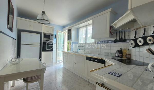Découvrez cette magnifique maison individuelle d'environ 143 m² sur une parcelle de 720 m² située à Mèze, commune recherchée du Bassin
de Thau. Nichée dans un cadre paisible, cette propriété sans mitoyenneté offre un mode de vie charmant et relaxant grâce à son espace, son
confort et sa sérénité.
Cette maison se distingue par ses espaces généreux et aérés.
Au RDC, on découvre une spacieuse et accueillante pièce de vie, séjour, salle à manger, cuisine semi ouverte et arrière cuisine, une véranda,
deux chambres, une salle de bain et un toilette indépendant.
Au niveau supérieur, on profite de deux chambres et d'une salle d'eau.
La salon, la salle à manger, la véranda et une chambre s'ouvre sur la terrasse et la piscine, l'orientation optimale de la maison assure un
apport en lumière naturelle tout au long de la journée, créant une ambiance douce et agréable.
L' extérieur sans aucun vis à vis est un véritable atout avec une piscine accueillante et plusieurs terrasses idéales pour profiter des beaux
jours. De plus, la verdure et les jardins paysagers vous garantissent un bien être incomparable.
Une pergola, un pool house, un garage et deux stationnement complète parfaitement cette propriété.
Aucun travaux à prévoir, la maison est parfaitement entretenue.
Nombreuses prestations de qualité: climatisation réversible, géothermie, store banne, volets électriques, variateurs de lumière, forage,
arrosage automatique, éclairages de jardin, piscine à électrolyse, douche extérieur, garage, stationnement ...
Ne manquez pas cette opportunité, n'hésitez pas à me contacter pour plus d'information.