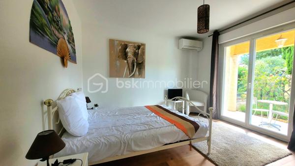 Découvrez cette magnifique maison individuelle d'environ 143 m² sur une parcelle de 720 m² située à Mèze, commune recherchée du Bassin
de Thau. Nichée dans un cadre paisible, cette propriété sans mitoyenneté offre un mode de vie charmant et relaxant grâce à son espace, son
confort et sa sérénité.
Cette maison se distingue par ses espaces généreux et aérés.
Au RDC, on découvre une spacieuse et accueillante pièce de vie, séjour, salle à manger, cuisine semi ouverte et arrière cuisine, une véranda,
deux chambres, une salle de bain et un toilette indépendant.
Au niveau supérieur, on profite de deux chambres et d'une salle d'eau.
La salon, la salle à manger, la véranda et une chambre s'ouvre sur la terrasse et la piscine, l'orientation optimale de la maison assure un
apport en lumière naturelle tout au long de la journée, créant une ambiance douce et agréable.
L' extérieur sans aucun vis à vis est un véritable atout avec une piscine accueillante et plusieurs terrasses idéales pour profiter des beaux
jours. De plus, la verdure et les jardins paysagers vous garantissent un bien être incomparable.
Une pergola, un pool house, un garage et deux stationnement complète parfaitement cette propriété.
Aucun travaux à prévoir, la maison est parfaitement entretenue.
Nombreuses prestations de qualité: climatisation réversible, géothermie, store banne, volets électriques, variateurs de lumière, forage,
arrosage automatique, éclairages de jardin, piscine à électrolyse, douche extérieur, garage, stationnement ...
Ne manquez pas cette opportunité, n'hésitez pas à me contacter pour plus d'information.