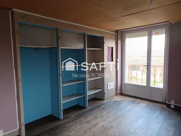 Energie C, trois chambres, jardin, dépendances et panneaux solaires !!