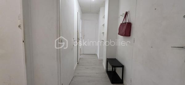 Découvrez en exclusivité avec Sabrina FONTENOY (EI) et David MUSTO (EI), cet appartement de type T3, dans une résidence fermée. 

L' ensemble de l'appartement à une vue côté parc, la distribution des pièces est fonctionnelle, facile à agencer que ce soit pour sa résidence principale ou de la location ou collocation pour un investisseur.

La cuisine reste équipée.
La salle d'eau est récemment refaite
Les chambres se trouvent à chaque extrémités de l'appartement.

​Les plus qui font la différence :
Le toilette séparé
Une cave en sous-sol idéale pour du stockage
Un chauffage individuel gaz
Pas de vis à vis
Huisseries PVC double vitrage
Volets roulants
​
Contactez nous dès à présent pour organiser une visite.
Une vidéo est disponible sur demande