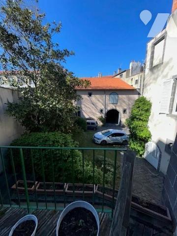 Hôtel particulier du 18ème siècle avec Dépendances