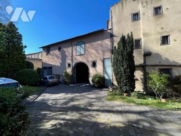 Hôtel particulier du 18ème siècle avec Dépendances