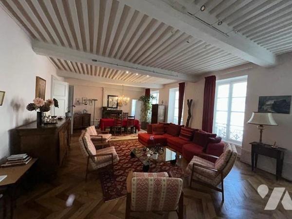 Hôtel particulier du 18ème siècle avec Dépendances