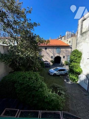 Hôtel particulier du 18ème siècle avec Dépendances
