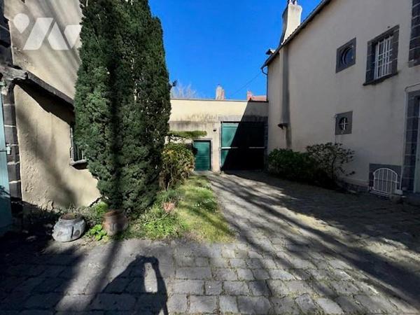 Hôtel particulier du 18ème siècle avec Dépendances