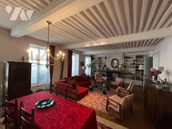 Hôtel particulier du 18ème siècle avec Dépendances