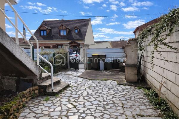 🏡 À vendre – Appartement en rez-de-chaussée avec jardin privatif
Situé dans une maison divisée en deux logements totalement indépendants, découvrez ce bel appartement en rez-de-chaussée d’environ 71 m².
✨ Les atouts :
Entrée totalement indépendante
Jardin privatif pour profiter des beaux jours 🌿
Maison sur 2 niveaux.
Configuration idéale, esprit “maison”
🛏️ Côté nuit :
Une grande chambre de 16 m²
Une seconde chambre d’environ 16 m², intelligemment divisée en deux espaces nuit, idéale pour enfants, bureau ou chambre d’appoint
💡 Bien rare sur le secteur, parfait pour une première acquisition, un investissement ou une petite famille.
 🏡 Pour plus d'nformations ou organiser une visite ,contactez-moi en privé!