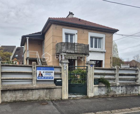🏡 À vendre – Appartement en rez-de-chaussée avec jardin privatif
Situé dans une maison divisée en deux logements totalement indépendants, découvrez ce bel appartement en rez-de-chaussée d’environ 71 m².
✨ Les atouts :
Entrée totalement indépendante
Jardin privatif pour profiter des beaux jours 🌿
Maison sur 2 niveaux.
Configuration idéale, esprit “maison”
🛏️ Côté nuit :
Une grande chambre de 16 m²
Une seconde chambre d’environ 16 m², intelligemment divisée en deux espaces nuit, idéale pour enfants, bureau ou chambre d’appoint
💡 Bien rare sur le secteur, parfait pour une première acquisition, un investissement ou une petite famille.
 🏡 Pour plus d'nformations ou organiser une visite ,contactez-moi en privé!
