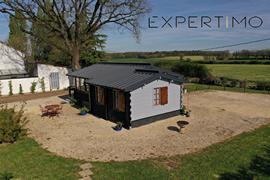 Nieuil-l'Espoir (86340) Magnifique chalet en bois tout équipé, vendu avec son mobilier, commerces à proximité à seulement 20 minutes d