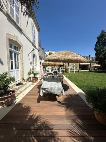 Maison de maître d'exception avec piscine, jardin et dépendances