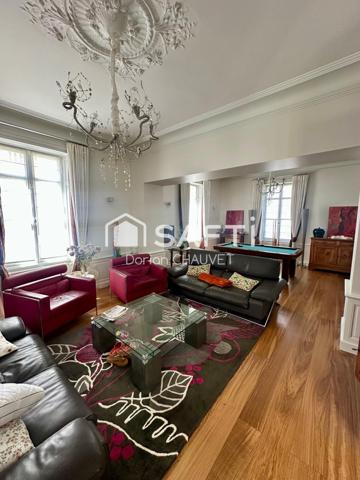 Maison de maître d'exception avec piscine, jardin et dépendances