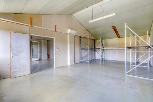 Maransin (33230) Bâtiment sur 3 niveaux totalisant 600m2 sur parcelle d'environ 1000m2.