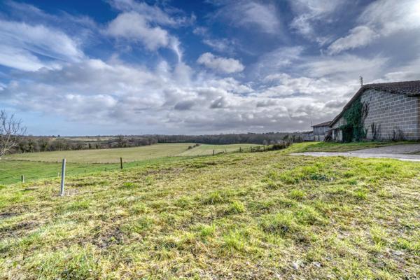 Maransin (33230) Bâtiment sur 3 niveaux totalisant 600m2 sur parcelle d'environ 1000m2.