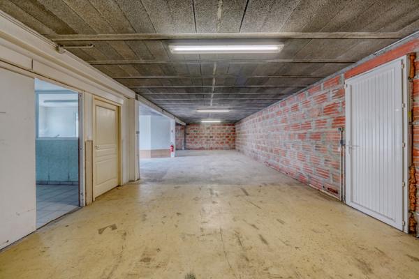 Maransin (33230) Bâtiment sur 3 niveaux totalisant 600m2 sur parcelle d'environ 1000m2.