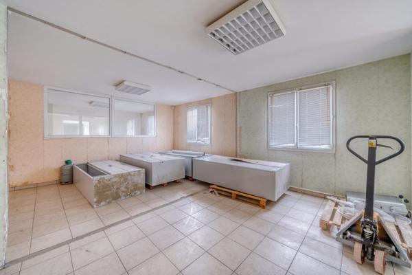 Maransin (33230) Bâtiment sur 3 niveaux totalisant 600m2 sur parcelle d'environ 1000m2.