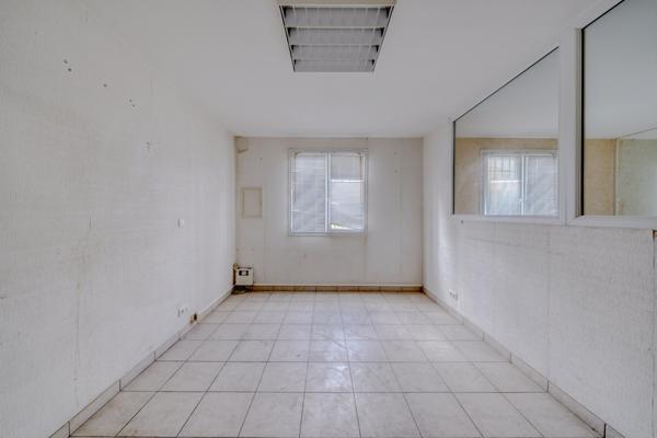 Maransin (33230) Bâtiment sur 3 niveaux totalisant 600m2 sur parcelle d'environ 1000m2.