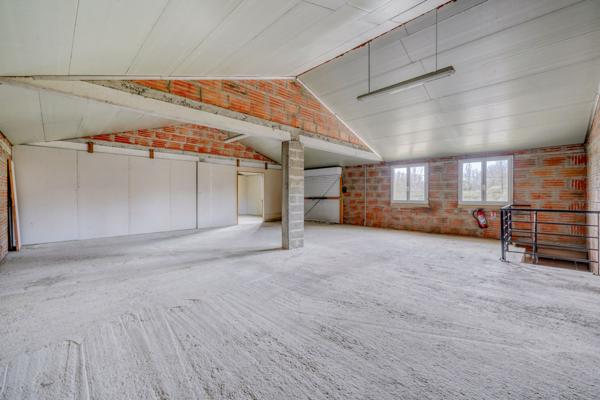 Maransin (33230) Bâtiment sur 3 niveaux totalisant 600m2 sur parcelle d'environ 1000m2.