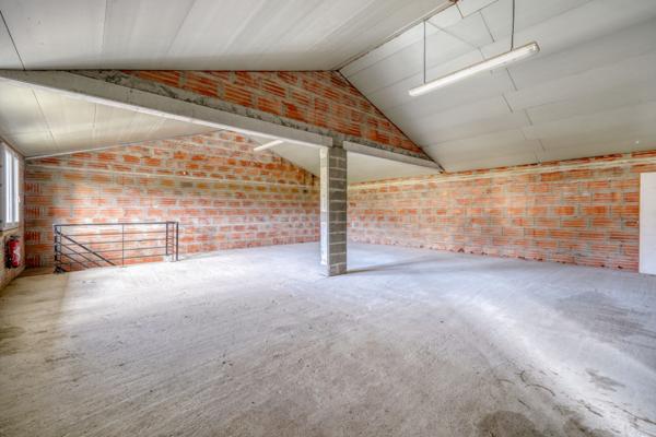 Maransin (33230) Bâtiment sur 3 niveaux totalisant 600m2 sur parcelle d'environ 1000m2.