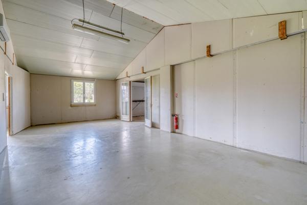 Maransin (33230) Bâtiment sur 3 niveaux totalisant 600m2 sur parcelle d'environ 1000m2.