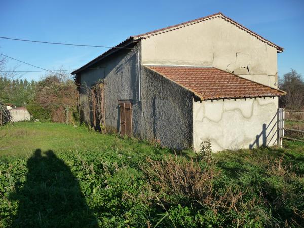 7 mn Sud MONTBRISON Propriété : maison avec garage et dépendances sur un hectare de terrain plat Saint-Romain-le-Puy (42610)