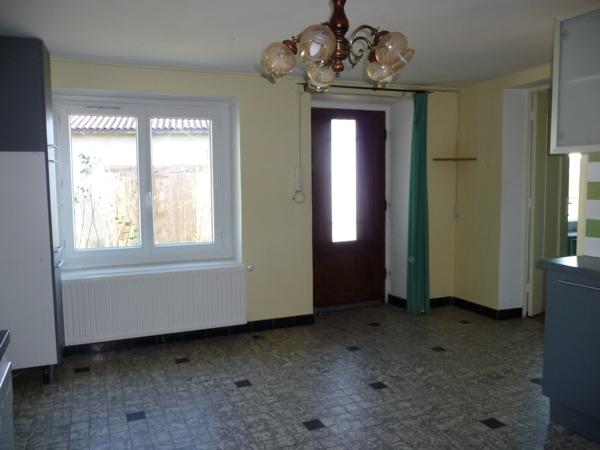 7 mn Sud MONTBRISON Propriété : maison avec garage et dépendances sur un hectare de terrain plat Saint-Romain-le-Puy (42610)