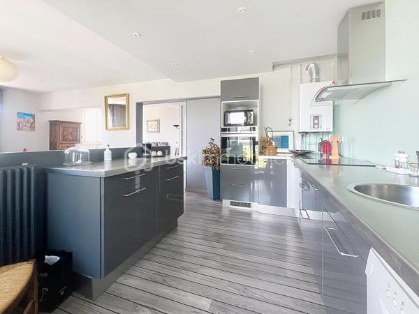 Luminosité, calme et sécurité pour votre famille !

Découvrez ce superbe appartement familial de 104 m2 situé au 7ème étage (sur 12) d'une copropriété fermée, sécurisée et parfaitement entretenue. Nichée dans un écrin de verdure, cette résidence calme dispose d'un grand parc privé en bas de l'immeuble : le paradis des enfants en toute sécurité !

Dès l'entrée, vous serez séduit par les volumes et l'agencement optimal.

 Vaste entrée accueillante avec de nombreux rangements intégrés.

Une cuisine équipée prolongée par une agréable véranda ouverte sur un séjour de 40 m² : Un espace de vie exceptionnel, ultra-lumineux grâce à son exposition Est, offrant une vue imprenable et dégagée sur la chaîne de Belledonne.

Parfaitement séparée de la pièce de vie, la partie nuit comprend :

 3 belles chambres spacieuses. Un grand dressing.

 Une salle d'eau neuve, moderne et refaite au goût du jour.

 Une seconde salle de bain , offrant un beau potentiel de rafraîchissement selon vos envies. Un wc avec lave mains.

 De nombreux placards pour optimiser l'espace.

Cet appartement est prêt à vous accueillir et propose des prestations de confort de qualité :

 Double vitrage et volets roulants électriques.

 Chauffage au gaz individuel.

Raccordé à la Fibre Optique.

Des charges de copropriété  qui sont faibles, il n y a aucune procédure en cours.
Une cave ainsi qu une place de parking privative juste devant complètent ce bien.

En sus : Un garage privatif valorisé à 20 000 € serait un vrai plus..

Un bien rare sur le secteur qui coche toutes les cases pour une famille : l'espace, la vue magique sur Belledonne, la sécurité d'une résidence fermée avec parc, et la proximité immédiate de Neyrpic. Une visite s'impose !

Contactez-moi dès aujourd'hui pour organiser une visite !