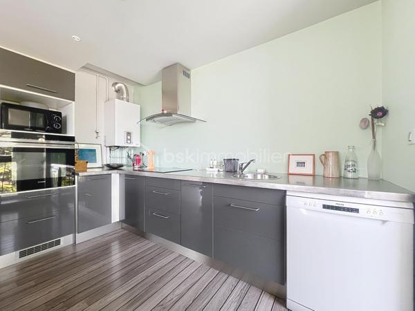 Luminosité, calme et sécurité pour votre famille !

Découvrez ce superbe appartement familial de 104 m2 situé au 7ème étage (sur 12) d'une copropriété fermée, sécurisée et parfaitement entretenue. Nichée dans un écrin de verdure, cette résidence calme dispose d'un grand parc privé en bas de l'immeuble : le paradis des enfants en toute sécurité !

Dès l'entrée, vous serez séduit par les volumes et l'agencement optimal.

 Vaste entrée accueillante avec de nombreux rangements intégrés.

Une cuisine équipée prolongée par une agréable véranda ouverte sur un séjour de 40 m² : Un espace de vie exceptionnel, ultra-lumineux grâce à son exposition Est, offrant une vue imprenable et dégagée sur la chaîne de Belledonne.

Parfaitement séparée de la pièce de vie, la partie nuit comprend :

 3 belles chambres spacieuses. Un grand dressing.

 Une salle d'eau neuve, moderne et refaite au goût du jour.

 Une seconde salle de bain , offrant un beau potentiel de rafraîchissement selon vos envies. Un wc avec lave mains.

 De nombreux placards pour optimiser l'espace.

Cet appartement est prêt à vous accueillir et propose des prestations de confort de qualité :

 Double vitrage et volets roulants électriques.

 Chauffage au gaz individuel.

Raccordé à la Fibre Optique.

Des charges de copropriété  qui sont faibles, il n y a aucune procédure en cours.
Une cave ainsi qu une place de parking privative juste devant complètent ce bien.

En sus : Un garage privatif valorisé à 20 000 € serait un vrai plus..

Un bien rare sur le secteur qui coche toutes les cases pour une famille : l'espace, la vue magique sur Belledonne, la sécurité d'une résidence fermée avec parc, et la proximité immédiate de Neyrpic. Une visite s'impose !

Contactez-moi dès aujourd'hui pour organiser une visite !