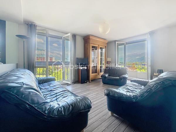 Luminosité, calme et sécurité pour votre famille !

Découvrez ce superbe appartement familial de 104 m2 situé au 7ème étage (sur 12) d'une copropriété fermée, sécurisée et parfaitement entretenue. Nichée dans un écrin de verdure, cette résidence calme dispose d'un grand parc privé en bas de l'immeuble : le paradis des enfants en toute sécurité !

Dès l'entrée, vous serez séduit par les volumes et l'agencement optimal.

 Vaste entrée accueillante avec de nombreux rangements intégrés.

Une cuisine équipée prolongée par une agréable véranda ouverte sur un séjour de 40 m² : Un espace de vie exceptionnel, ultra-lumineux grâce à son exposition Est, offrant une vue imprenable et dégagée sur la chaîne de Belledonne.

Parfaitement séparée de la pièce de vie, la partie nuit comprend :

 3 belles chambres spacieuses. Un grand dressing.

 Une salle d'eau neuve, moderne et refaite au goût du jour.

 Une seconde salle de bain , offrant un beau potentiel de rafraîchissement selon vos envies. Un wc avec lave mains.

 De nombreux placards pour optimiser l'espace.

Cet appartement est prêt à vous accueillir et propose des prestations de confort de qualité :

 Double vitrage et volets roulants électriques.

 Chauffage au gaz individuel.

Raccordé à la Fibre Optique.

Des charges de copropriété  qui sont faibles, il n y a aucune procédure en cours.
Une cave ainsi qu une place de parking privative juste devant complètent ce bien.

En sus : Un garage privatif valorisé à 20 000 € serait un vrai plus..

Un bien rare sur le secteur qui coche toutes les cases pour une famille : l'espace, la vue magique sur Belledonne, la sécurité d'une résidence fermée avec parc, et la proximité immédiate de Neyrpic. Une visite s'impose !

Contactez-moi dès aujourd'hui pour organiser une visite !