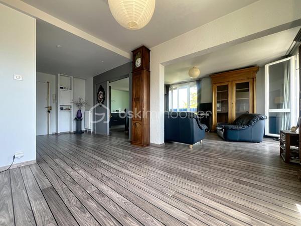 Luminosité, calme et sécurité pour votre famille !

Découvrez ce superbe appartement familial de 104 m2 situé au 7ème étage (sur 12) d'une copropriété fermée, sécurisée et parfaitement entretenue. Nichée dans un écrin de verdure, cette résidence calme dispose d'un grand parc privé en bas de l'immeuble : le paradis des enfants en toute sécurité !

Dès l'entrée, vous serez séduit par les volumes et l'agencement optimal.

 Vaste entrée accueillante avec de nombreux rangements intégrés.

Une cuisine équipée prolongée par une agréable véranda ouverte sur un séjour de 40 m² : Un espace de vie exceptionnel, ultra-lumineux grâce à son exposition Est, offrant une vue imprenable et dégagée sur la chaîne de Belledonne.

Parfaitement séparée de la pièce de vie, la partie nuit comprend :

 3 belles chambres spacieuses. Un grand dressing.

 Une salle d'eau neuve, moderne et refaite au goût du jour.

 Une seconde salle de bain , offrant un beau potentiel de rafraîchissement selon vos envies. Un wc avec lave mains.

 De nombreux placards pour optimiser l'espace.

Cet appartement est prêt à vous accueillir et propose des prestations de confort de qualité :

 Double vitrage et volets roulants électriques.

 Chauffage au gaz individuel.

Raccordé à la Fibre Optique.

Des charges de copropriété  qui sont faibles, il n y a aucune procédure en cours.
Une cave ainsi qu une place de parking privative juste devant complètent ce bien.

En sus : Un garage privatif valorisé à 20 000 € serait un vrai plus..

Un bien rare sur le secteur qui coche toutes les cases pour une famille : l'espace, la vue magique sur Belledonne, la sécurité d'une résidence fermée avec parc, et la proximité immédiate de Neyrpic. Une visite s'impose !

Contactez-moi dès aujourd'hui pour organiser une visite !