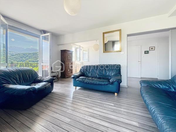 Luminosité, calme et sécurité pour votre famille !

Découvrez ce superbe appartement familial de 104 m2 situé au 7ème étage (sur 12) d'une copropriété fermée, sécurisée et parfaitement entretenue. Nichée dans un écrin de verdure, cette résidence calme dispose d'un grand parc privé en bas de l'immeuble : le paradis des enfants en toute sécurité !

Dès l'entrée, vous serez séduit par les volumes et l'agencement optimal.

 Vaste entrée accueillante avec de nombreux rangements intégrés.

Une cuisine équipée prolongée par une agréable véranda ouverte sur un séjour de 40 m² : Un espace de vie exceptionnel, ultra-lumineux grâce à son exposition Est, offrant une vue imprenable et dégagée sur la chaîne de Belledonne.

Parfaitement séparée de la pièce de vie, la partie nuit comprend :

 3 belles chambres spacieuses. Un grand dressing.

 Une salle d'eau neuve, moderne et refaite au goût du jour.

 Une seconde salle de bain , offrant un beau potentiel de rafraîchissement selon vos envies. Un wc avec lave mains.

 De nombreux placards pour optimiser l'espace.

Cet appartement est prêt à vous accueillir et propose des prestations de confort de qualité :

 Double vitrage et volets roulants électriques.

 Chauffage au gaz individuel.

Raccordé à la Fibre Optique.

Des charges de copropriété  qui sont faibles, il n y a aucune procédure en cours.
Une cave ainsi qu une place de parking privative juste devant complètent ce bien.

En sus : Un garage privatif valorisé à 20 000 € serait un vrai plus..

Un bien rare sur le secteur qui coche toutes les cases pour une famille : l'espace, la vue magique sur Belledonne, la sécurité d'une résidence fermée avec parc, et la proximité immédiate de Neyrpic. Une visite s'impose !

Contactez-moi dès aujourd'hui pour organiser une visite !